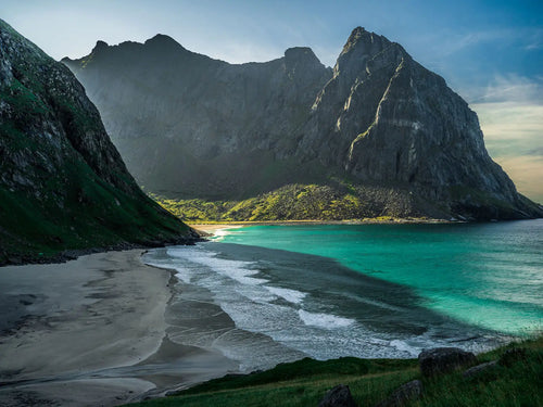 Kvalvika Beach, Lofoten, Norway – Fine Art Print 70 × 100 cm av Anders Jorulf